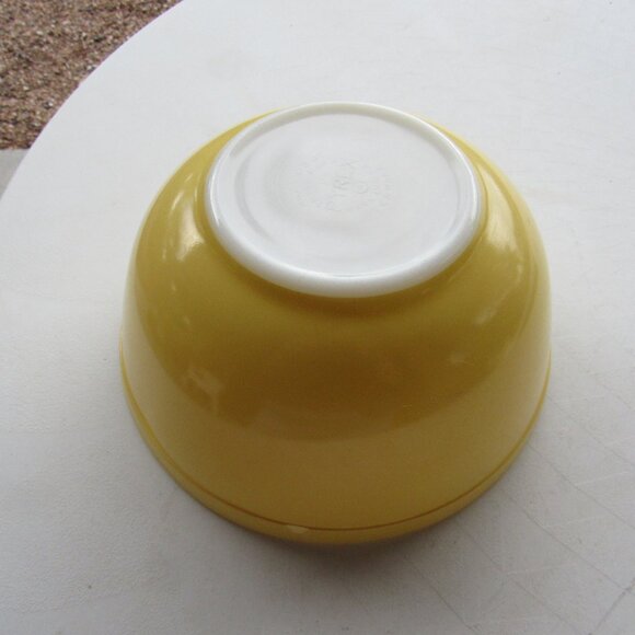 Large Yellow Pyrex Mixing Bowl Primary Color #403, 2.5 Qt - Picture 5 of 6